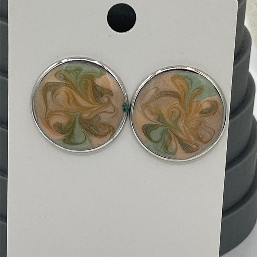 3.2.26-7 80’s Vintage Swirled Enameled Round Stud Earrings in Peach & Olive